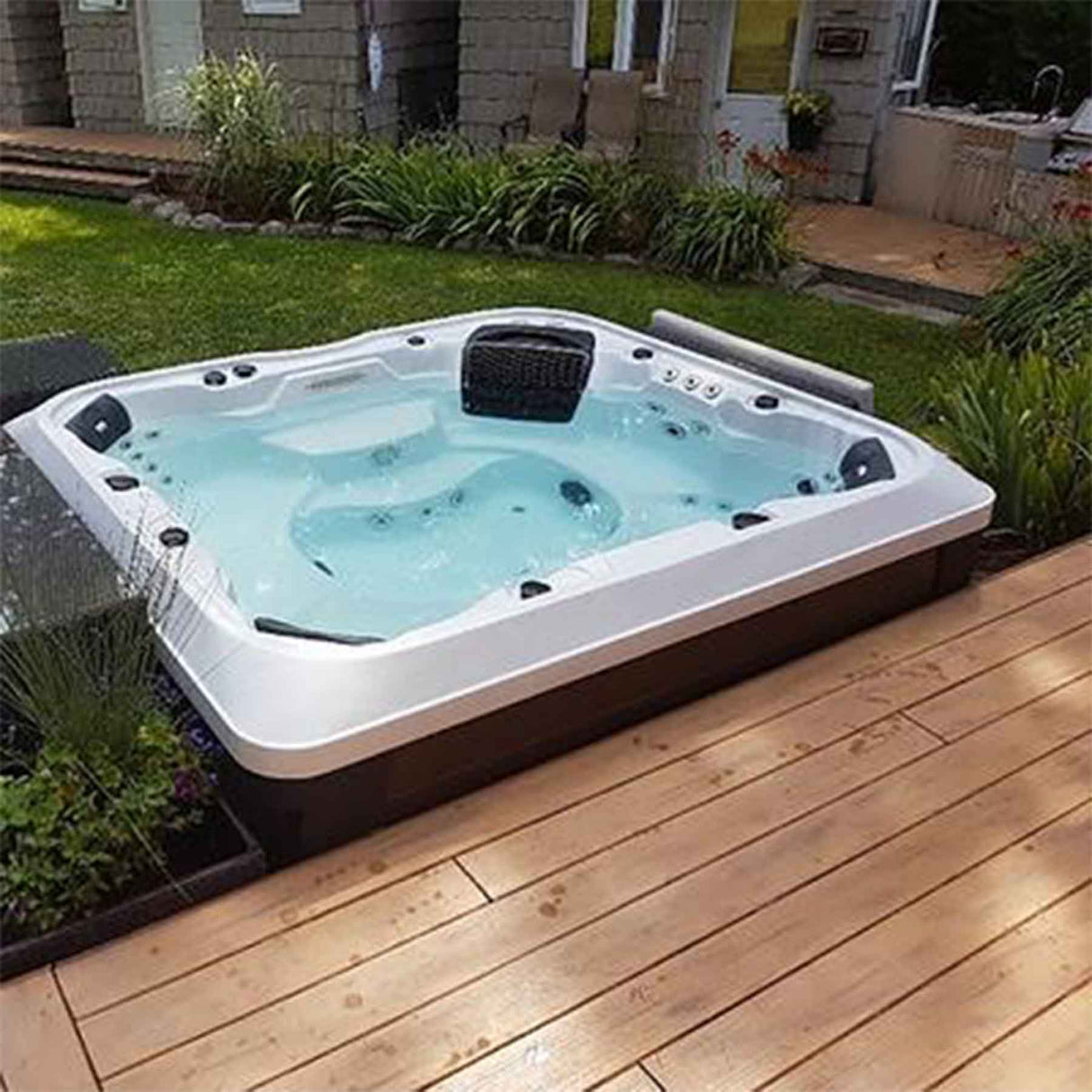 Canadian Spa Kingston 7-Person 53-Jet Hot Tub
